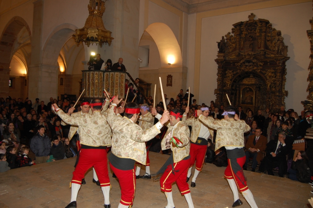 SAN LEONARDO CELEBRA LA FESTIVIDAD DE SAN BLAS CON SU TRADICIONAL PALOTEO, PROCESION, CAFÉ Y DEGUSTACIÓN DE BACALAO